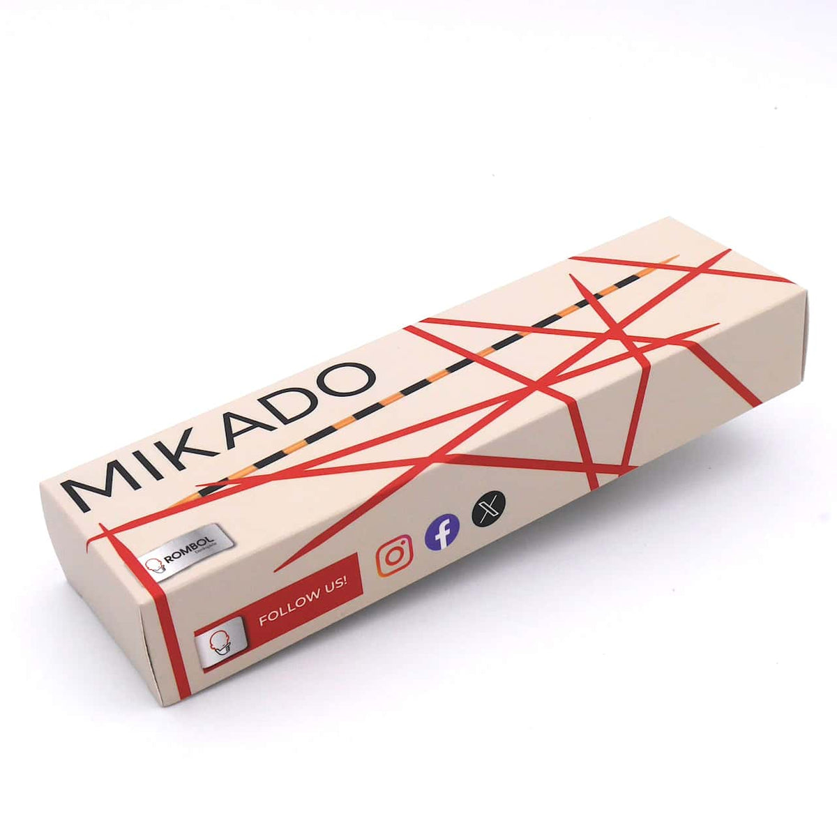 Ein traditionelles Mikado-Spiel, das auf einem Holztisch ausgelegt ist, wobei die farbigen Stäbchen ein chaotisches Muster bilden.