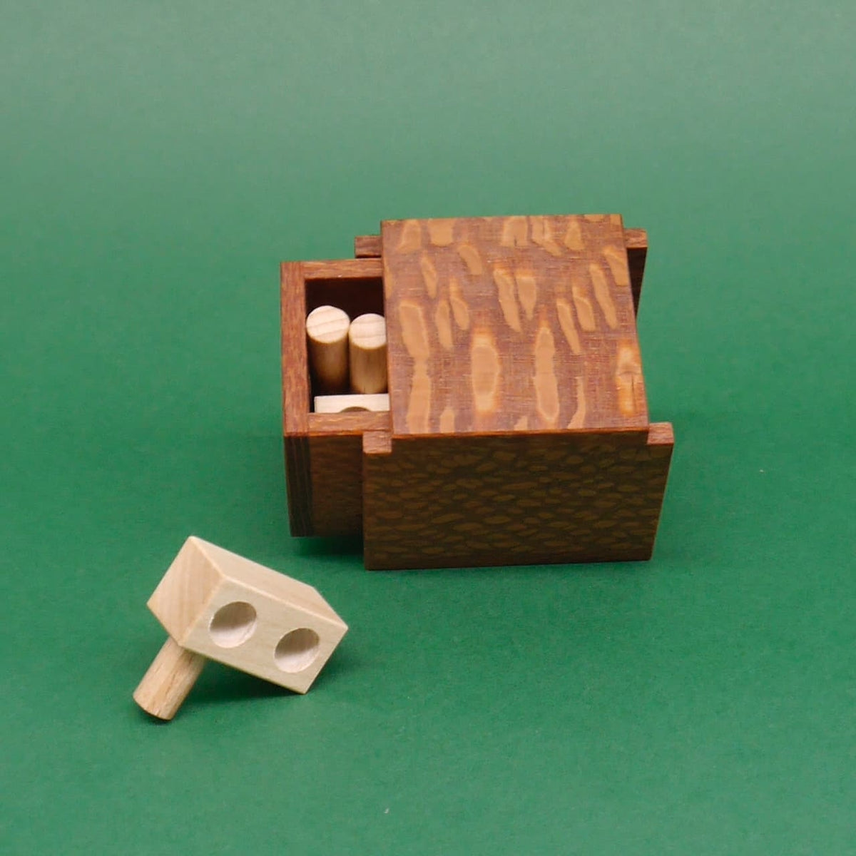  Packingpuzzle „Minima 1st Drawer“ mit Holzteilen zum knobeln und trainieren des Denksports.