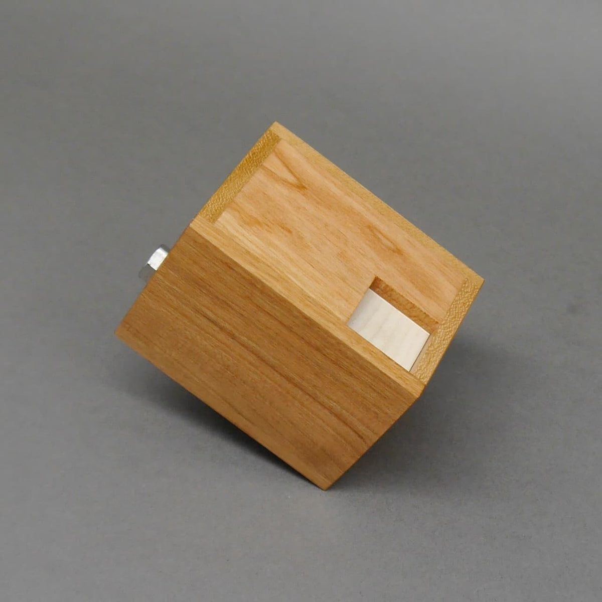 Minimalistische Holzbox als Geduldsspiel für Denksport-Fans, mit präziser Handwerkskunst gefertigt.