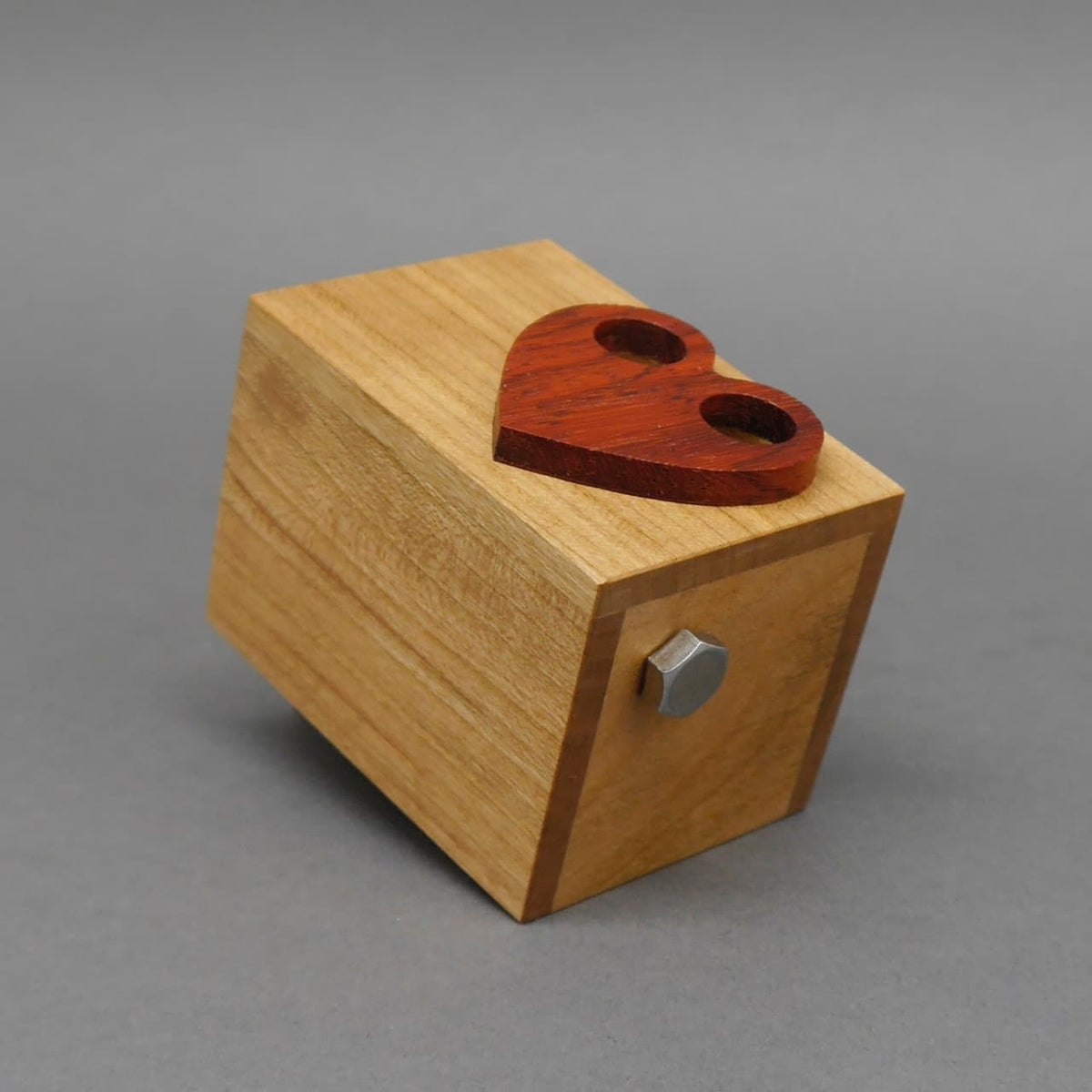 Holz-Knobelspiel im Stil eines Wooden Puzzle, raffiniert als Packing Puzzle gestaltet.