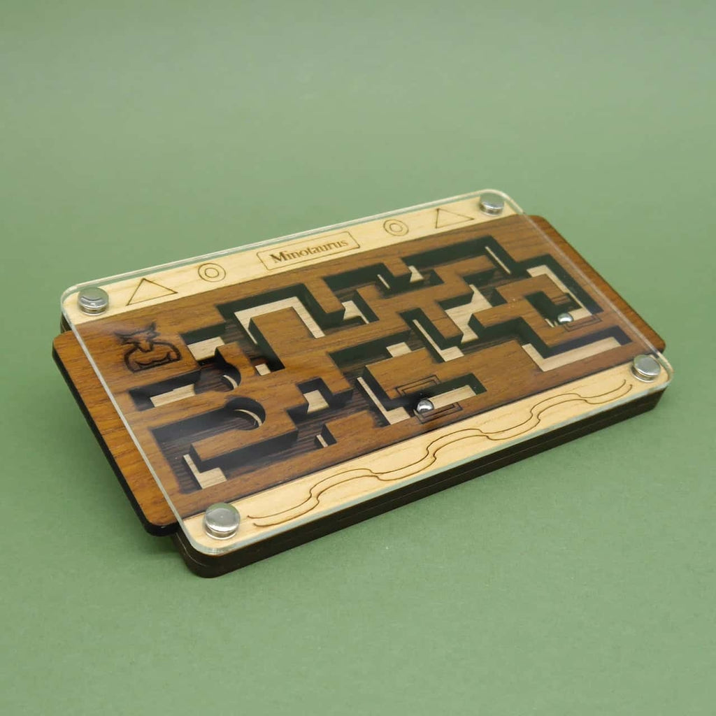 Ein rechteckiges Labyrinth-Puzzle mit Minotaurus-Motiv, in dem eine kleine Kugel durch geschicktes Neigen oder Drehen des Spiels durch verschiedene Gänge navigiert werden muss.