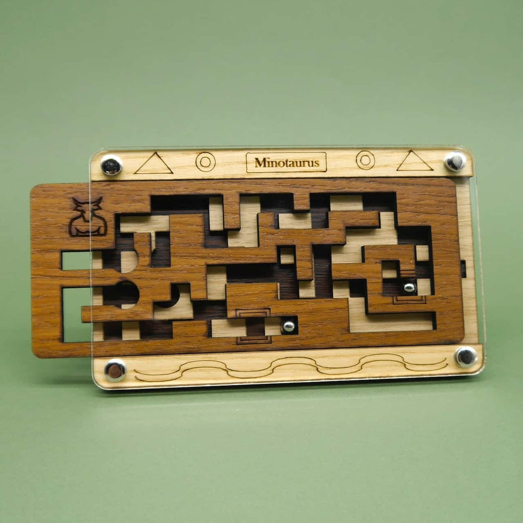 Ein Minotaurus-Logik- und Geduldsspiel mit einem verschlungenen Pfad, bei dem die Spieler eine Kugel Schritt für Schritt durch ein komplexes Labyrinth bewegen.