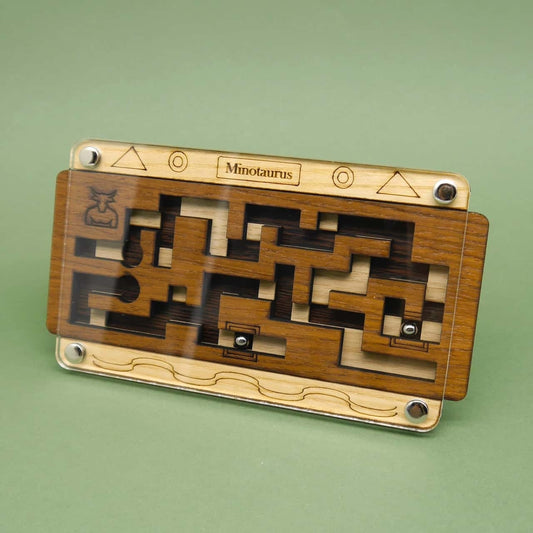 Ein Minotaurus-Schiebepuzzle mit mehreren beweglichen Platten, die so angeordnet werden müssen, dass ein Weg durch das Labyrinth entsteht.