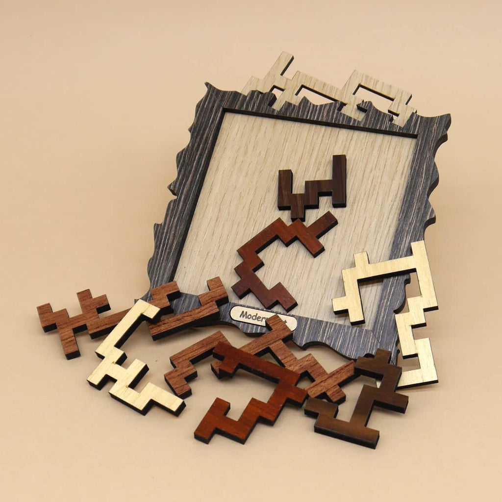 Ein hölzernes Geduldsspiel mit geometrischen Formen, die zu einem kompakten Puzzle zusammengefügt sind. Die Teile liegen neben- und übereinander und ergeben ein farbenfrohes Motiv.