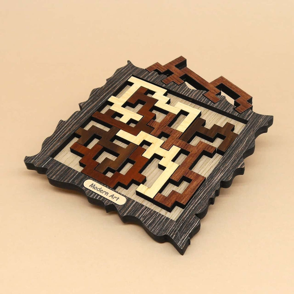 Ein IQ-Puzzle aus Holz mit mehreren unterschiedlich geformten Elementen, die ein dreidimensionales Knobelspiel ergeben. Das Denkspiel ist teils zerlegt und präsentiert die einzelnen Bausteine.