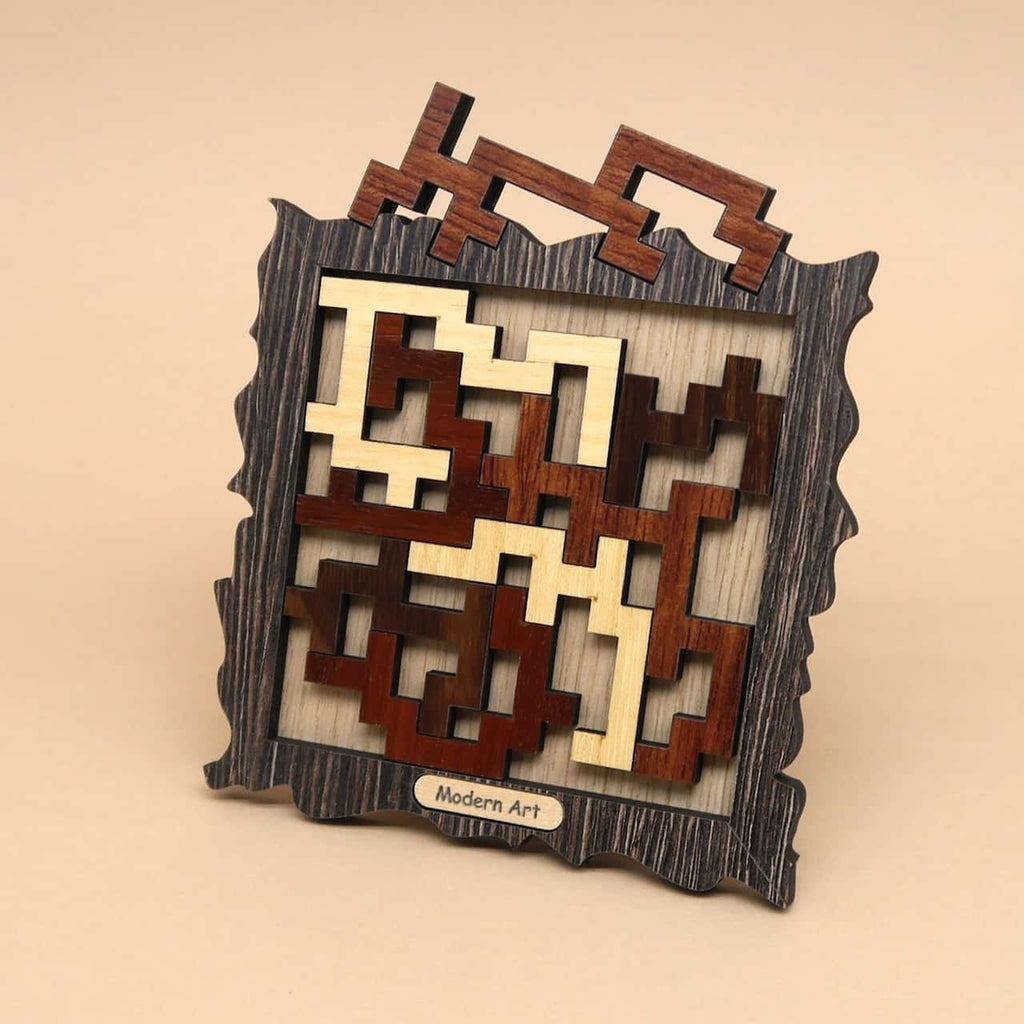 Ein flaches Legepuzzle aus Holz mit verschiedenen bunten Teilen, die in einem rechteckigen Rahmen angeordnet werden. Die Formen passen exakt ineinander und bilden eine ansprechende Gesamtstruktur.