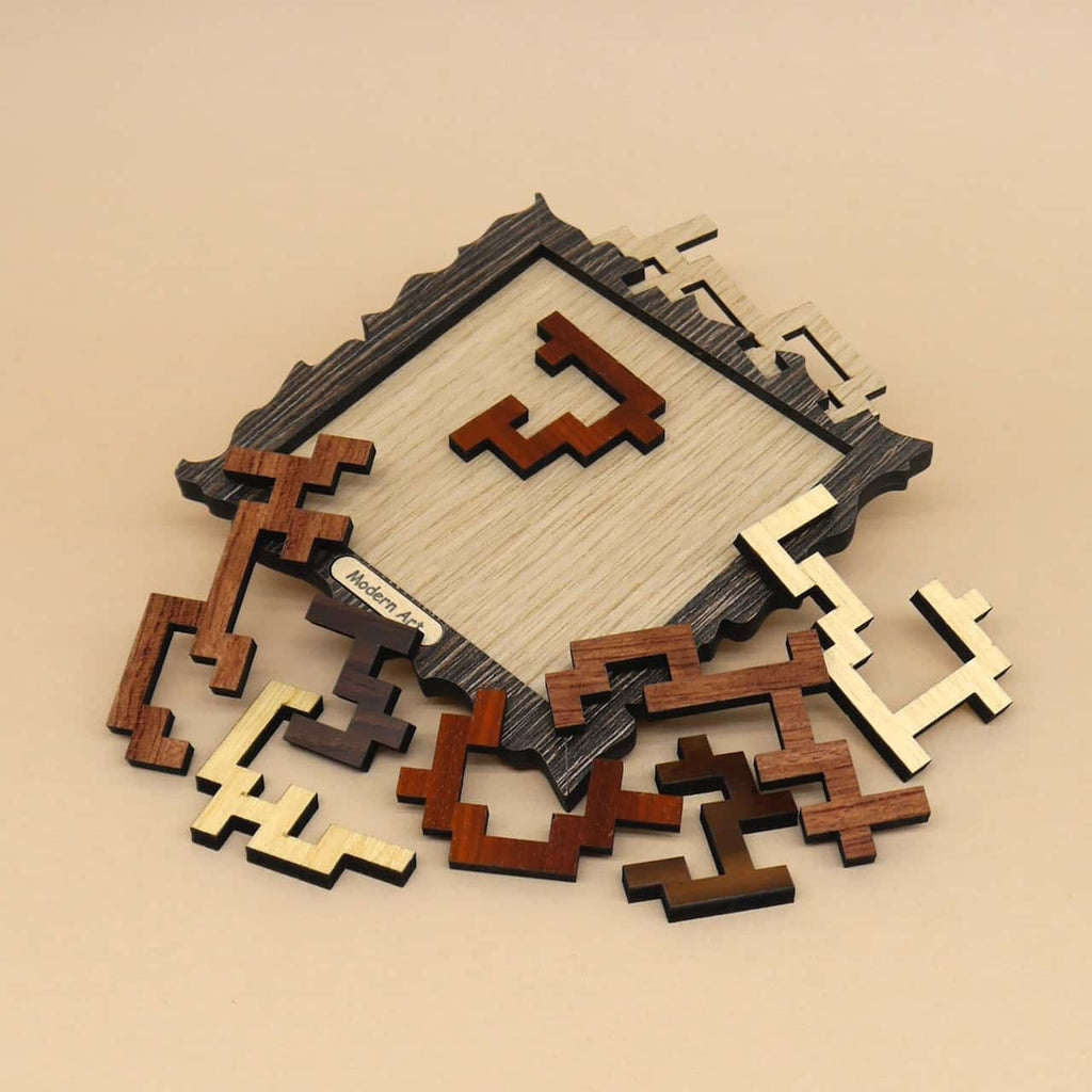 Ein Holzpuzzle in Geschenkform mit mehreren Bausteinen, das zum Knobeln einlädt. Die verschiedenen Holzelemente liegen vor einer schlichten Hintergrundfläche, bereit zum Zusammensetzen.