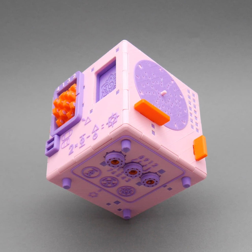 Namaste Puzzle Box mit Geheimfach: rosa-lila Rätselwürfel mit Schiebern und Rädchen, freigestellt vor grauem Hintergrund.