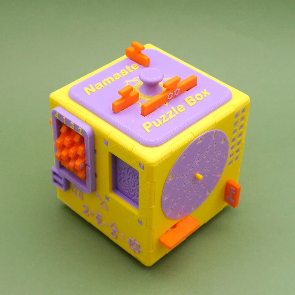 Nahaufnahme der Namaste Puzzle Box als Knobelbox mit Drehscheibe, Zahlenschieber und Fenster