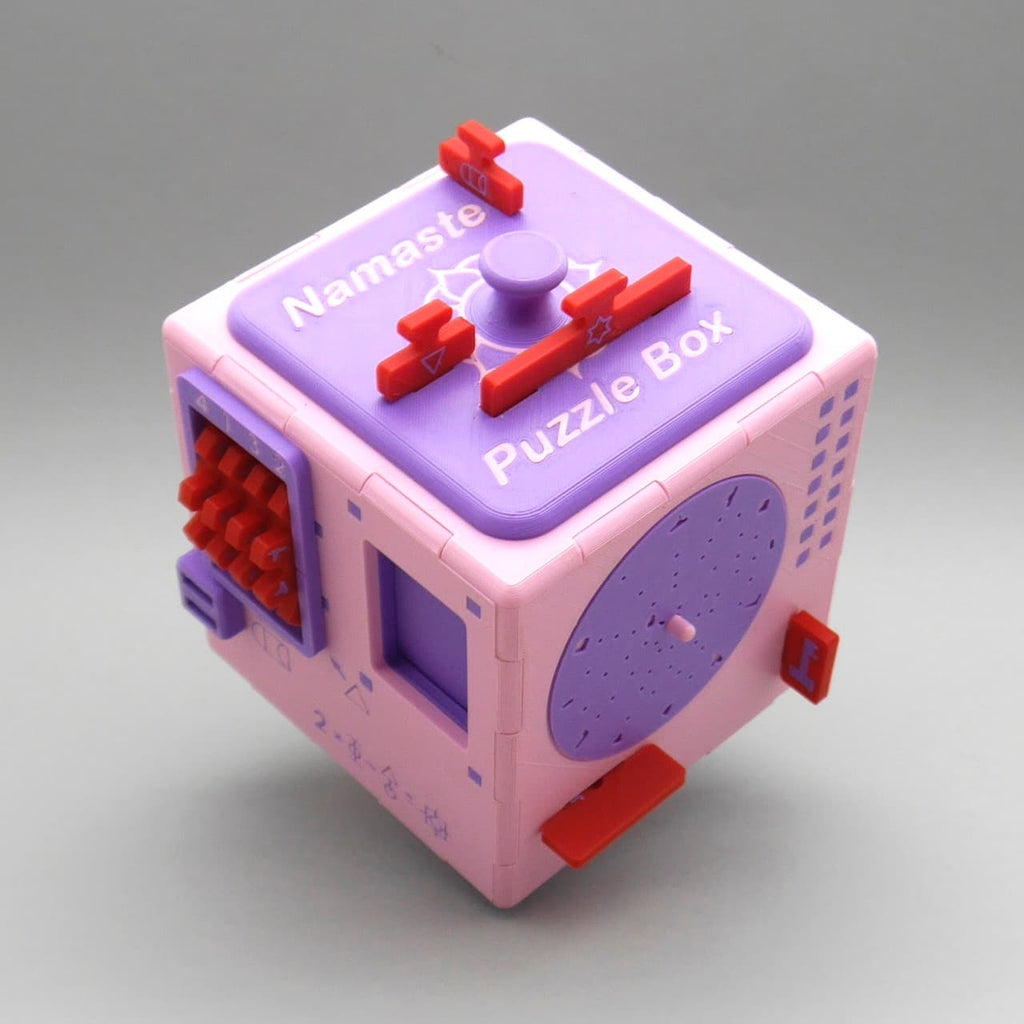 Detailansicht eines Puzzlewürfel-Knobelwürfels in Pink/Lila mit roten Schiebern und Zahlencodes.