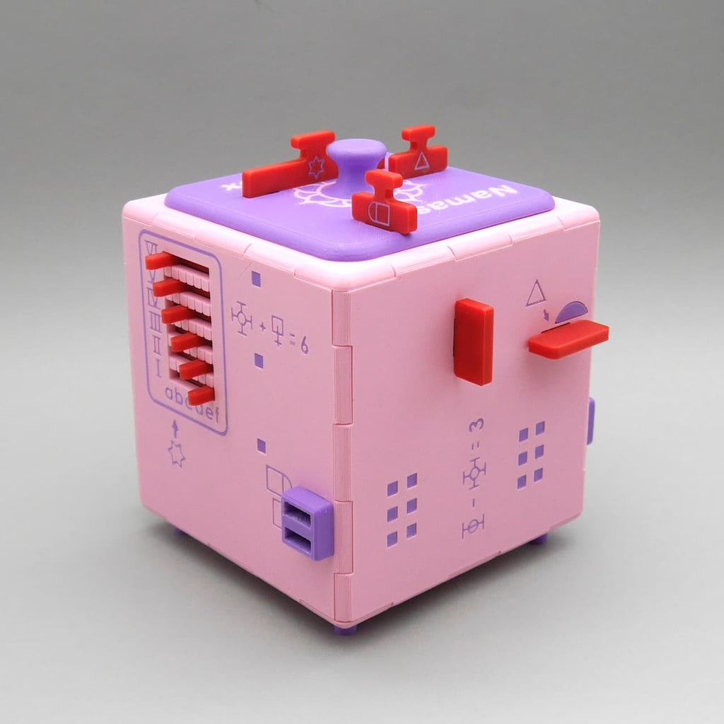 Würfelförmige Box für Knobelspiele mit verschiedenen Mechaniken und Symbolen zum logischen Denken.