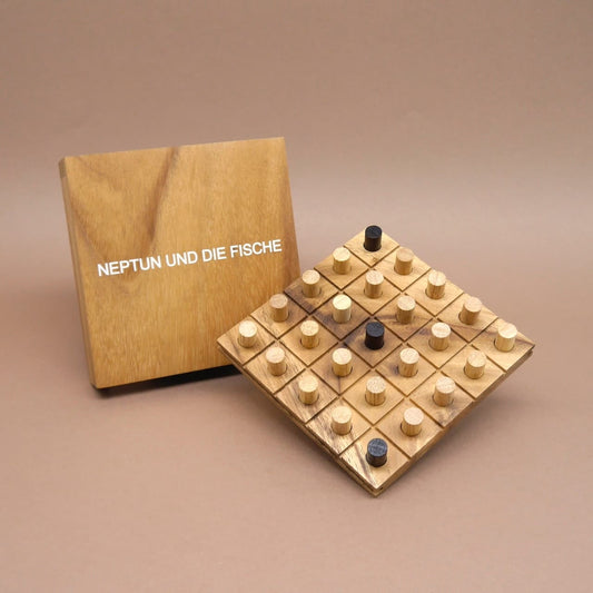 Offenes Holz-Gesellschaftsspiel „Neptun und die Fische“: schräg stehendes Spielfeld mit Zylindersteinen neben passendem Deckel.
