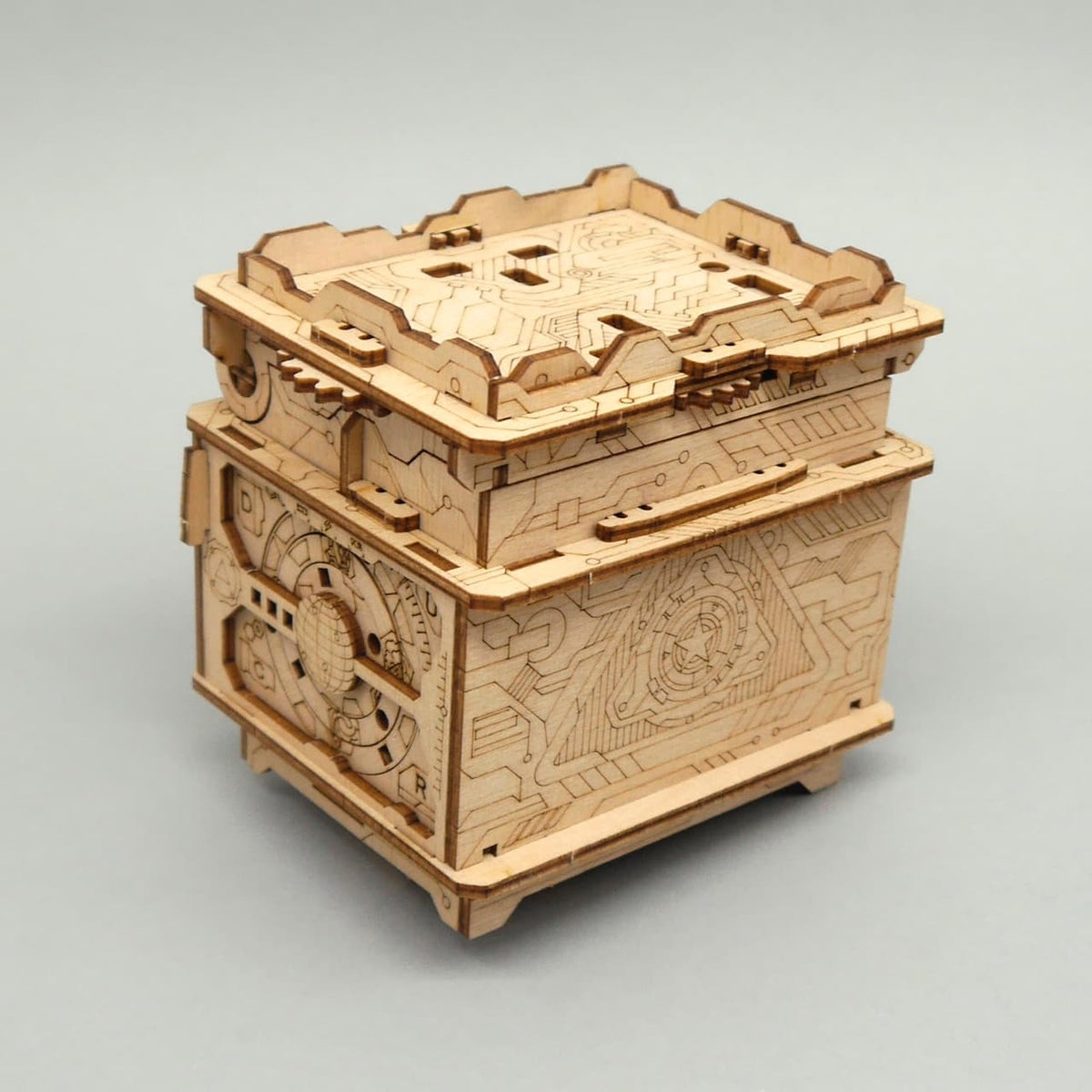 Detailansicht des zusammengesetzten Orbital Box Holzpuzzles mit aufwendigen Gravuren und mechanischen Elementen.