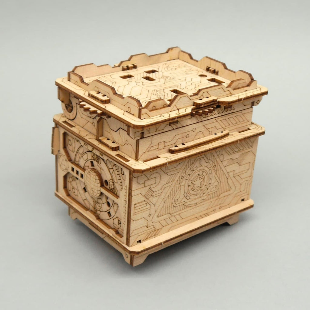Detailreiche Cluebox aus Holz mit futuristischen Gravuren – ein anspruchsvolles Woodenpuzzle für Rätselfans.