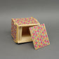 Geöffnete Holzpuzzle-Box im Osaka-Stil, zeigt das leere Innere und die abgenommene Frontabdeckung mit buntem Mosaikdesign.