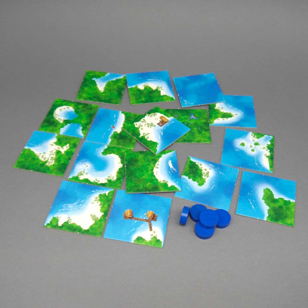 Auf dem Tisch verteilte Insel-Kacheln und blaue Chips warten auf ihren Einsatz – das strategische Knobelspiel „Palavan“ ist startklar für den Spieleabend.