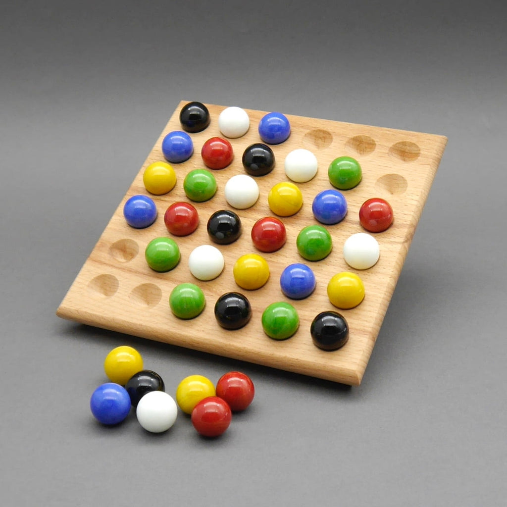 Paletto Holzspiel: bestücktes Holzbrett mit farbigen Murmeln; einige Kugeln liegen daneben.