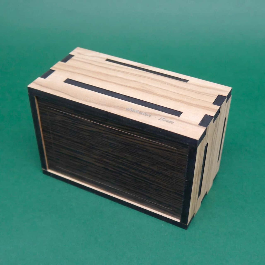 Hölzerne Schatztruhe mit raffiniertem Puzzle-Verschluss, gestaltet als originelle Geschenkidee zum Knobeln und Entdecken.