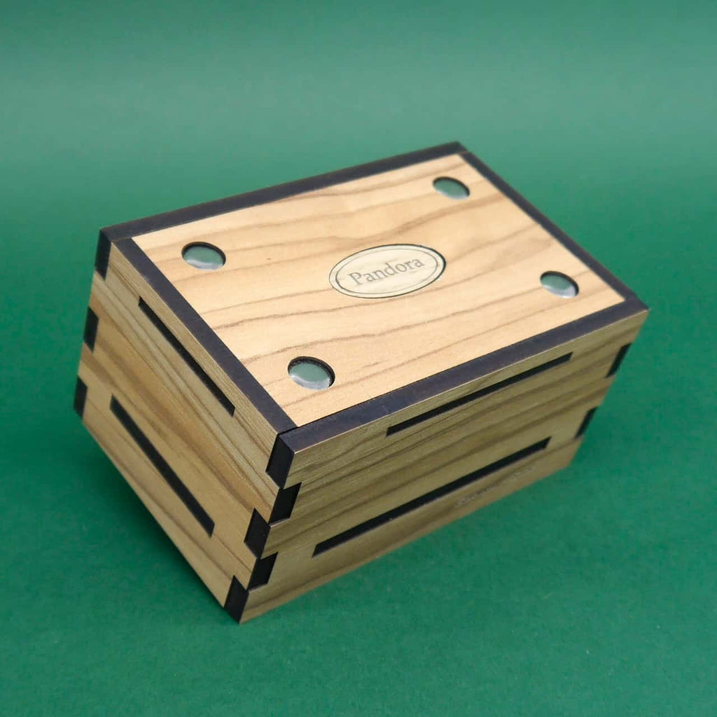 Detailreich verzierte Holz-Geschenkbox mit Puzzle-Mechanik, die sich besonders zur Aufbewahrung von Gutscheinen oder kleinen Geschenken eignet.