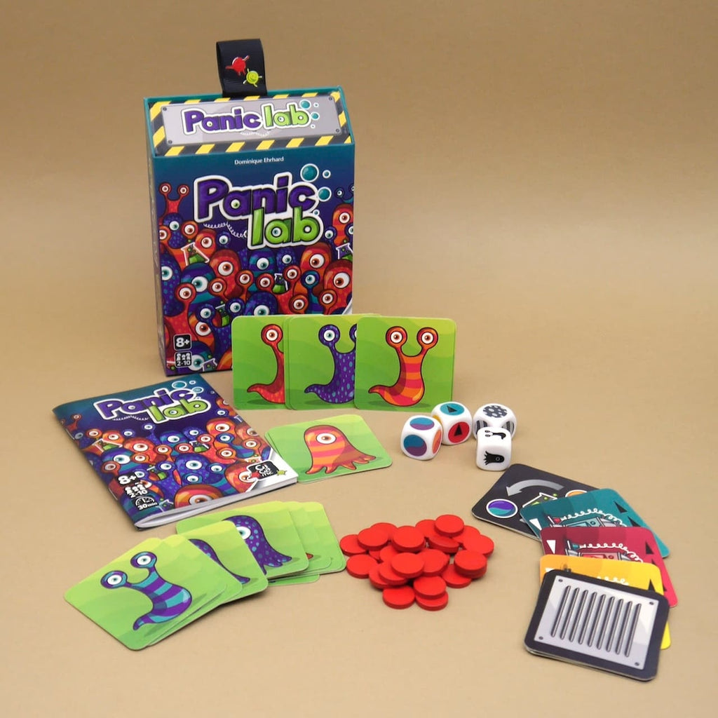 Panic Lab Würfelspiel mit Spielbox, Heft, Monsterkarten, drei Würfeln und roten Markern für schnelle Runden.