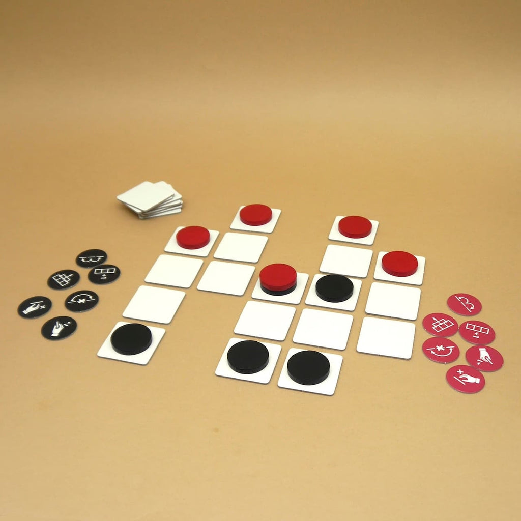 Spielbrett mit roten und schwarzen Spielsteinen auf weißen Feldern – das Denkspiel „Passo“ als taktisches Familienspiel.