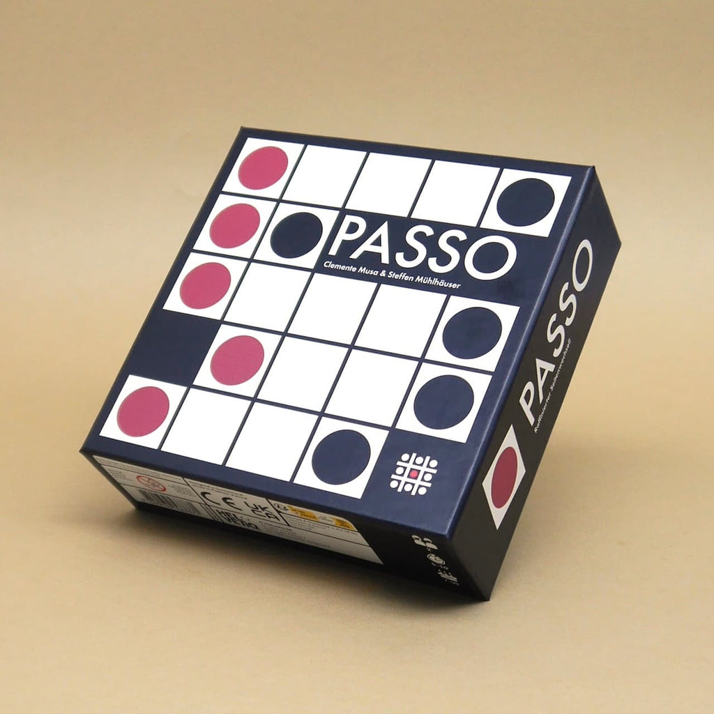 Schachtel des Spiels „Passo“ mit stilisiertem Spielfeld-Design – eine originelle Geschenkidee für Kinder und Familien.