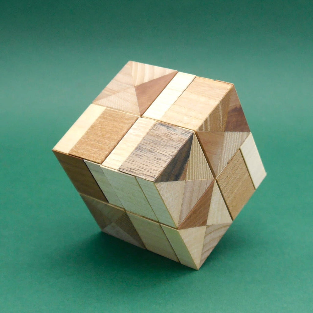 Der fertig zusammengesetzte „Pieces of Eight“ als geometrischer Holzwuerfel in Nahaufnahme.