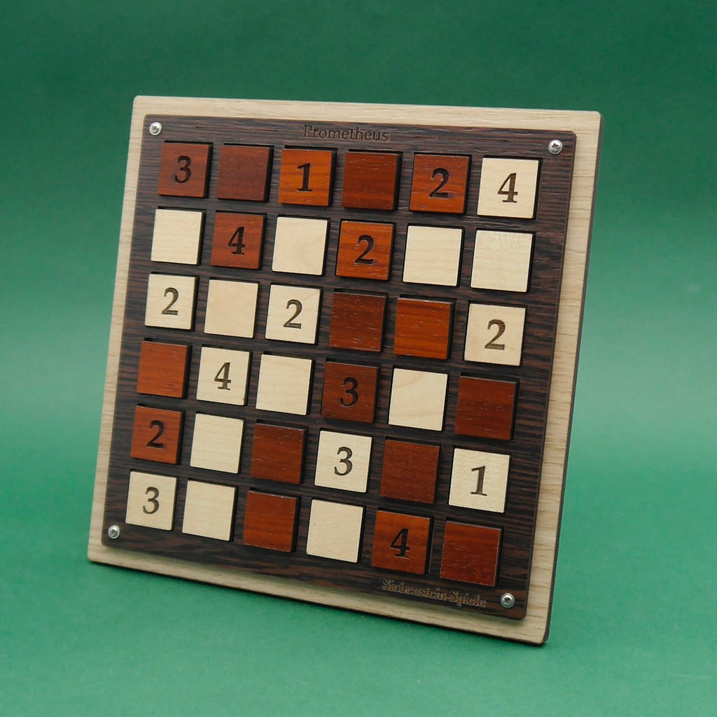 Denkspiel Prometheus: Holz-Legepuzzle mit 6×6 Raster und nummerierten Kacheln 1–4 in hellem und rotbraunem Holz, dunkler Rahmen.