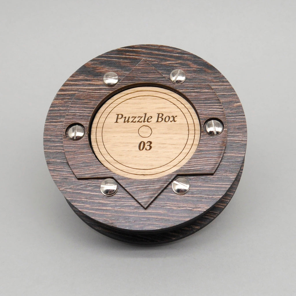 Holzige Puzzle-Box, dekorativ als Geschenk gestaltet, mit einem Schiebemechanismus als Geduldsspiel und Logikpuzzle.