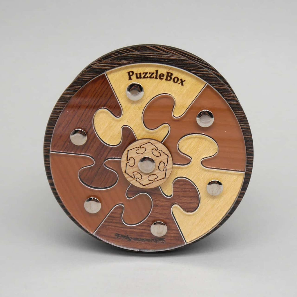 Holzige Trickbox mit mehreren beweglichen Teilen, die als Knobelpuzzle geöffnet werden muss.