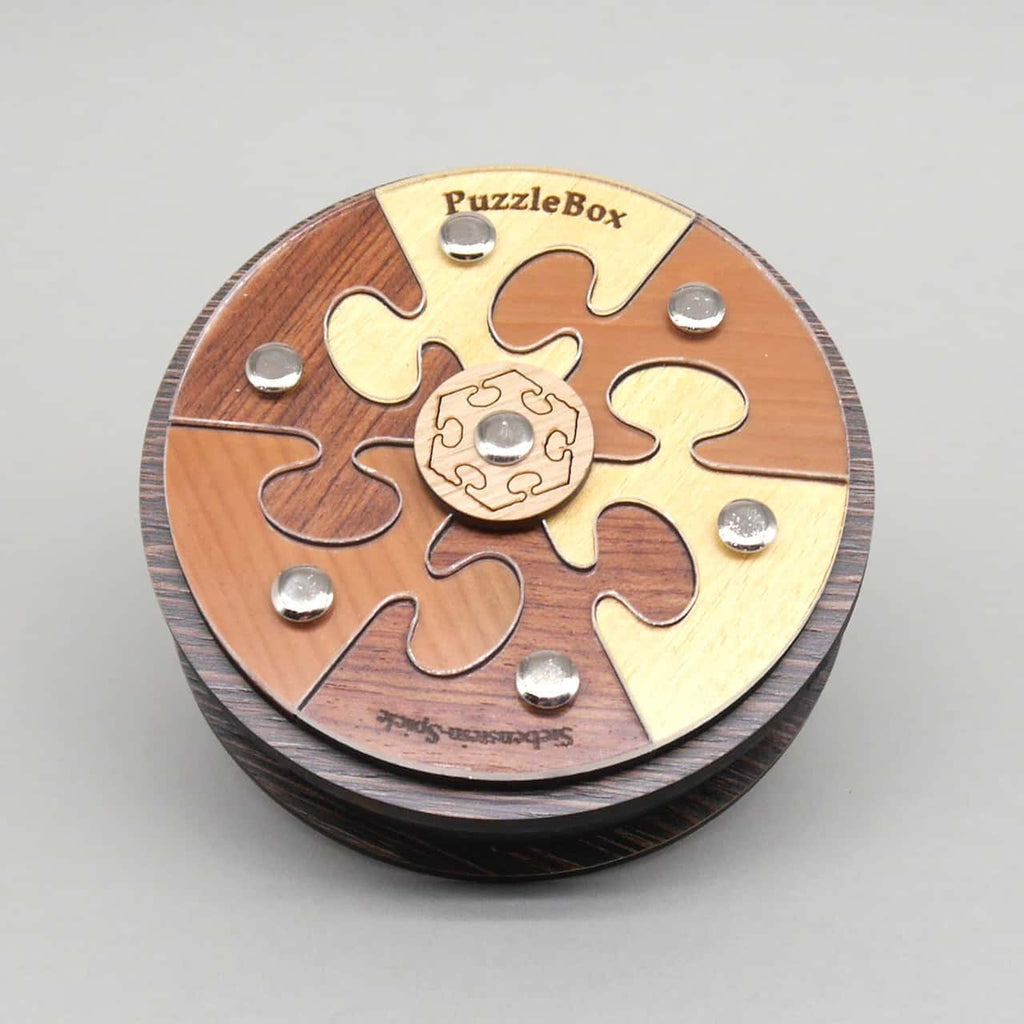 Holzige Trickkiste mit Schiebemechanismen, die ein herausforderndes Denkspiel und Puzzle darstellt.