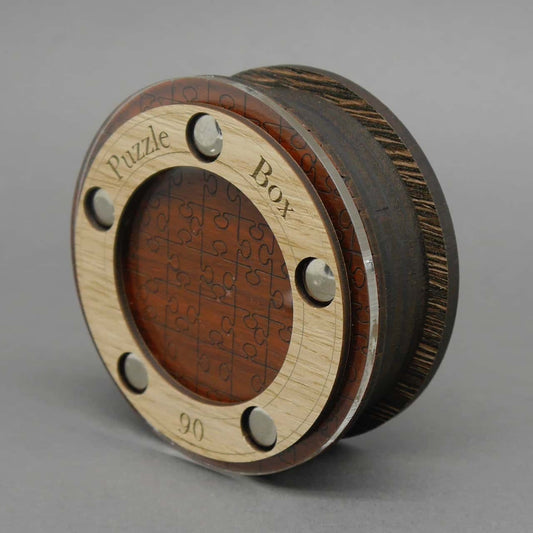 Trickreiche Holzbox mit verstecktem Entriegelungssystem, ideal als unterhaltsames Denk- und Rätselspiel.