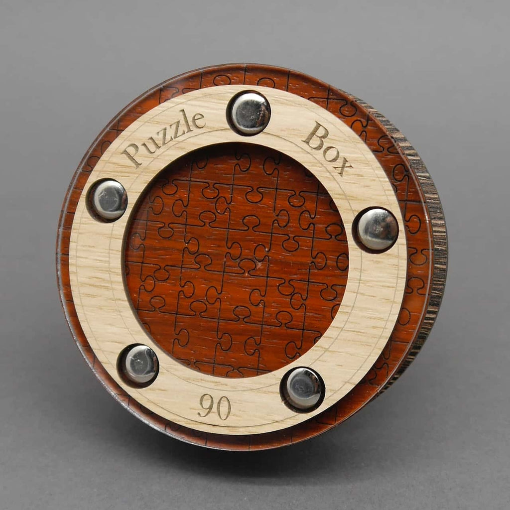 Nahaufnahme einer Holz-Puzzlebox mit komplexer Mechanik, die als Knobel- und Logikspiel herausfordert.