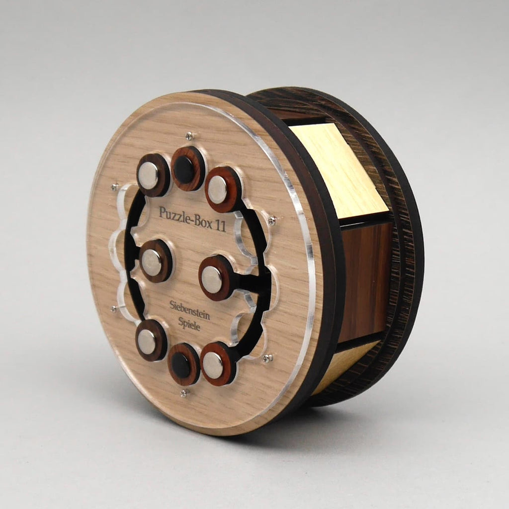 Aufrecht stehende Rätselbox aus Holz mit transparenter Front und mehreren verschiebbaren Elementen.