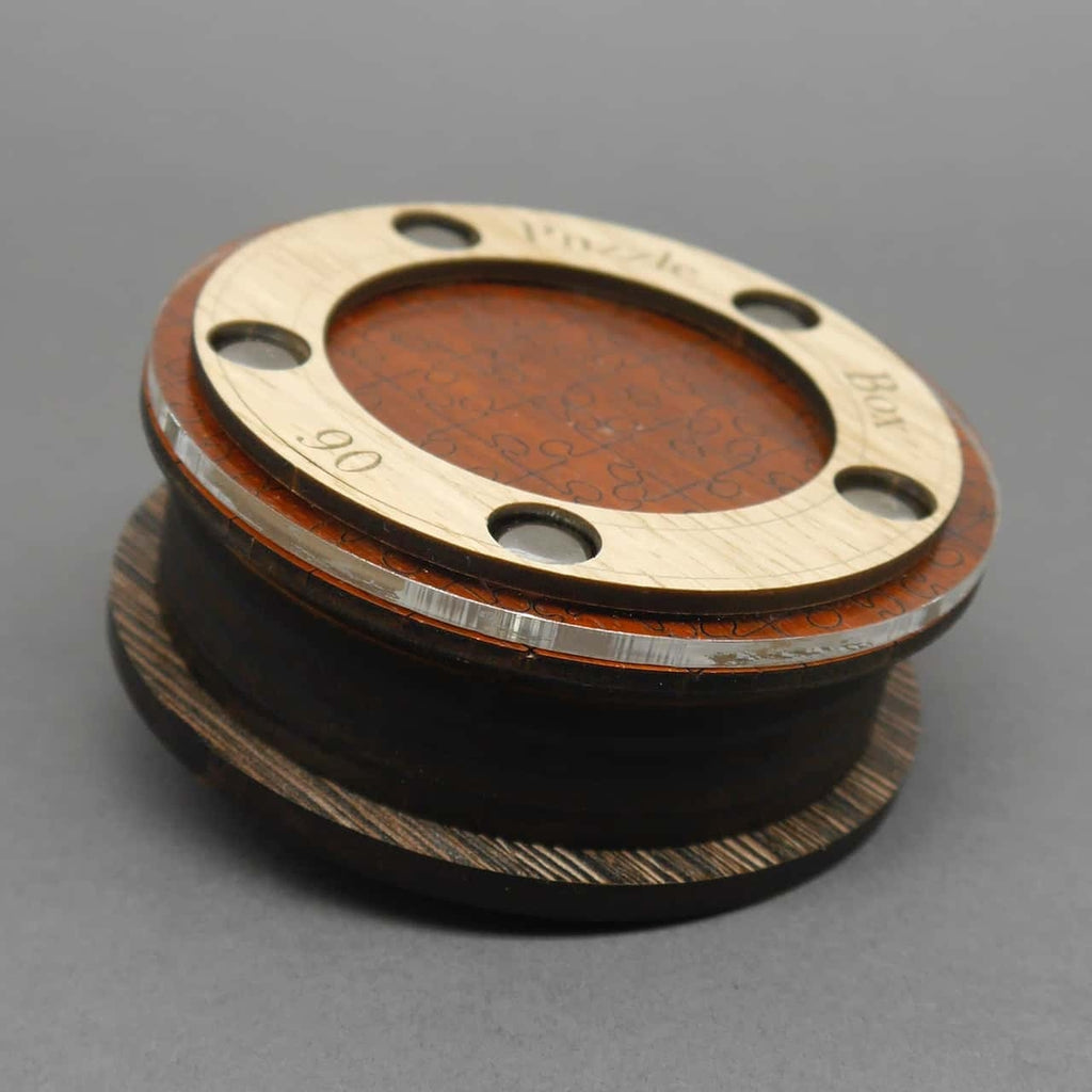 Holzpuzzle-Box mit raffiniertem Öffnungsmechanismus, geeignet als Denkspiel oder kreative Geschenkverpackung.