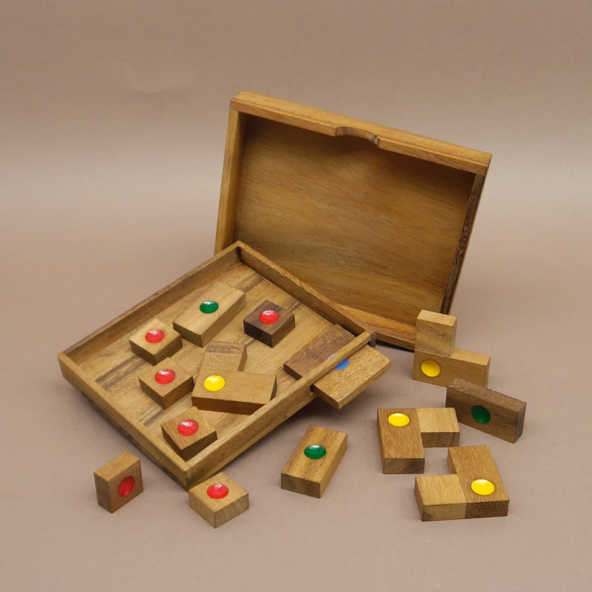 Geöffnetes Geduldsspiel mit bunten Holzsteinen in unterschiedlichen Formen – ein strategisches Knobelspiel im Stil von Khun Pan.