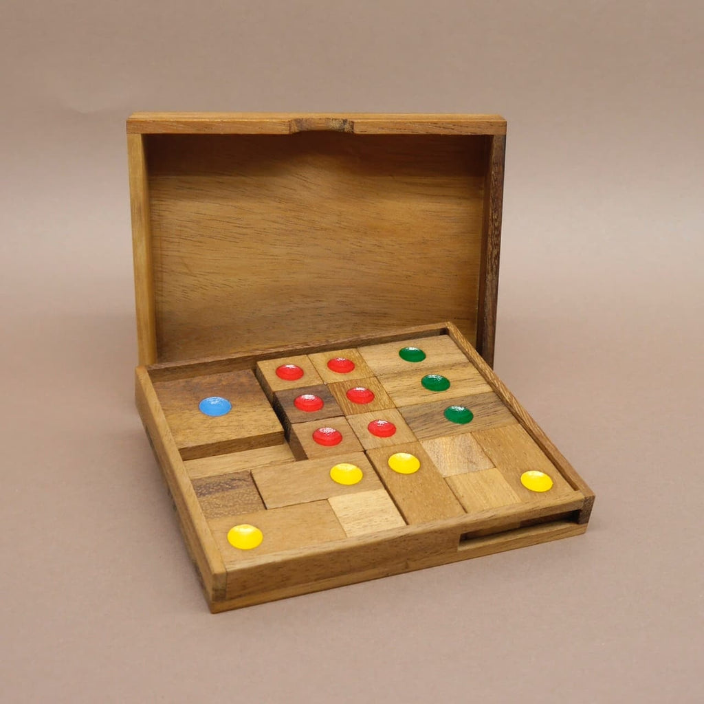 Offene Holzbox mit einem vollständig zusammengesetzten Schiebepuzzle – farbenfrohes Schiebespiel mit logischer Herausforderung.