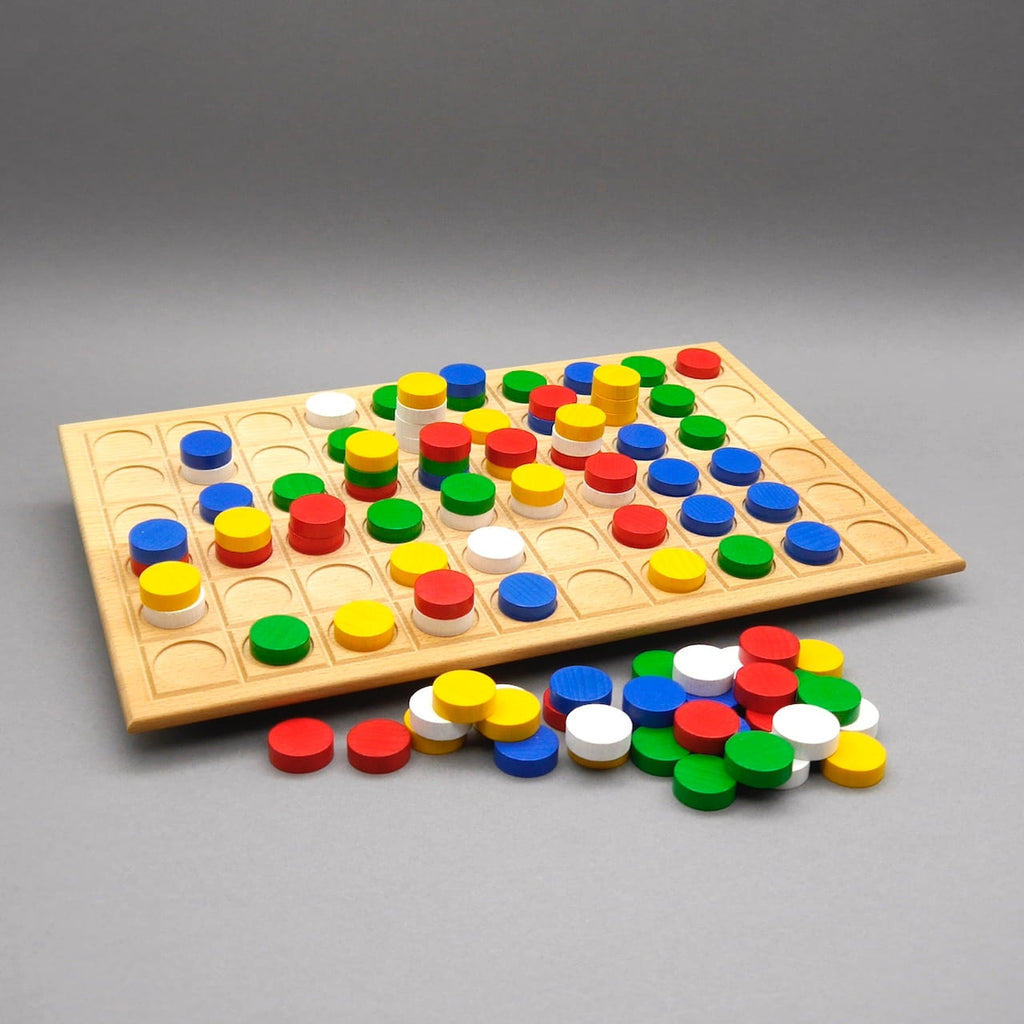 Holzspiel Quatro Flash mit massivem Spielbrett und vielen roten, gelben, grünen, blauen und weißen Plättchen für rasante Farbduelle.