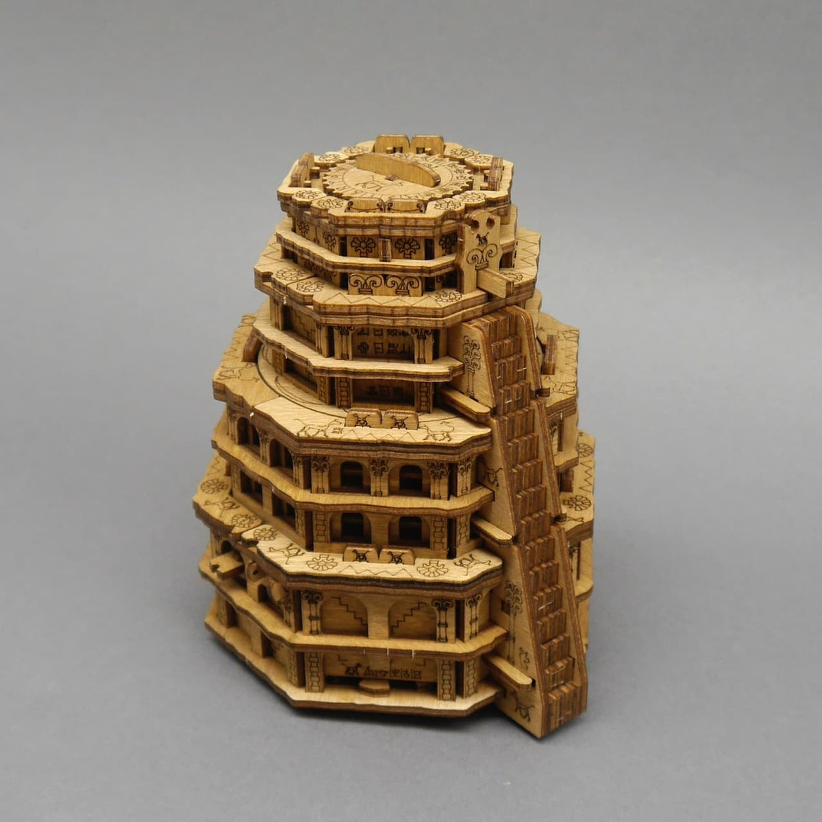 Detailansicht des Quest Tower – anspruchsvolles Geduldsspiel aus Holz.