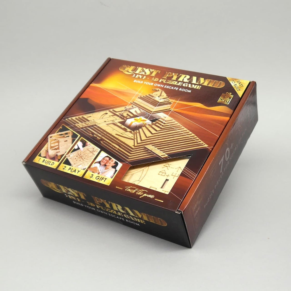 Verpackung und Bauteile eines ägyptisch inspirierten Holzpuzzles in Pyramidenform als spannendes Spiel.