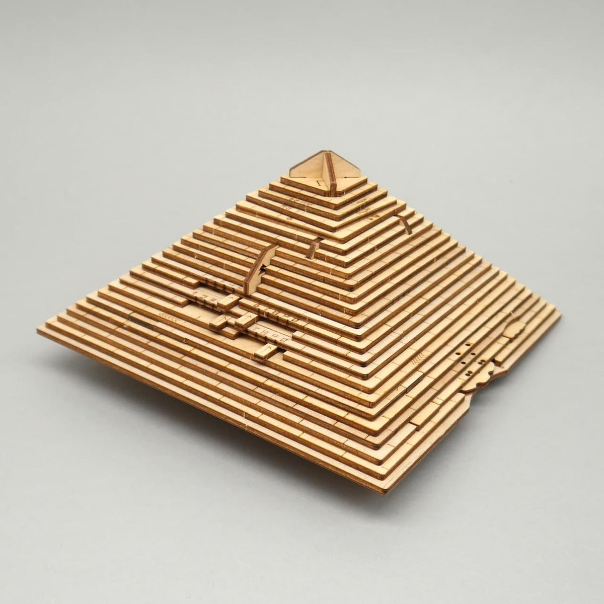 Detailreich gestaltete Cluebox in Pyramidenform – ideal als Escape Puzzle oder kreatives Geschenk.