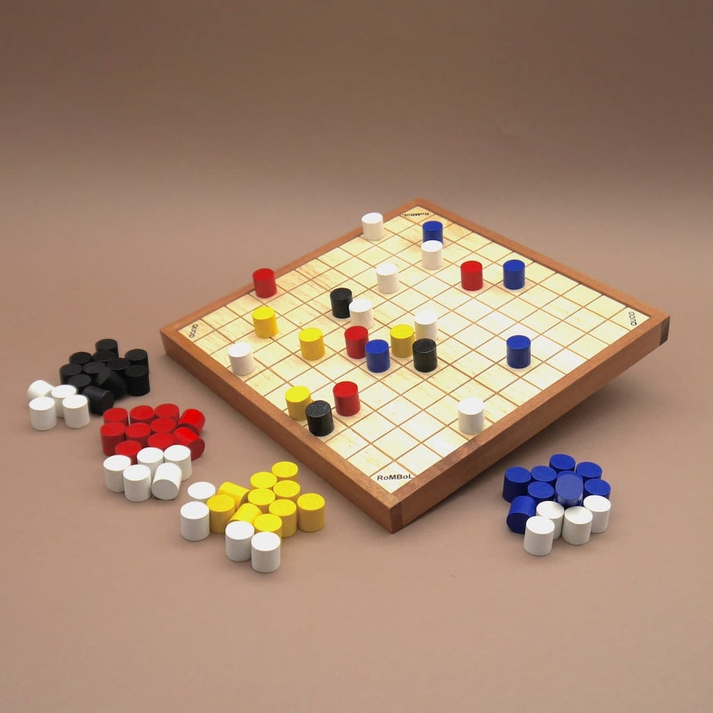 Quod Gesellschaftsspiel auf Holzbrett; sortierte Steine liegen gruppiert um das Brett, ideal für eine gemütliche Familienspiel-Runde.