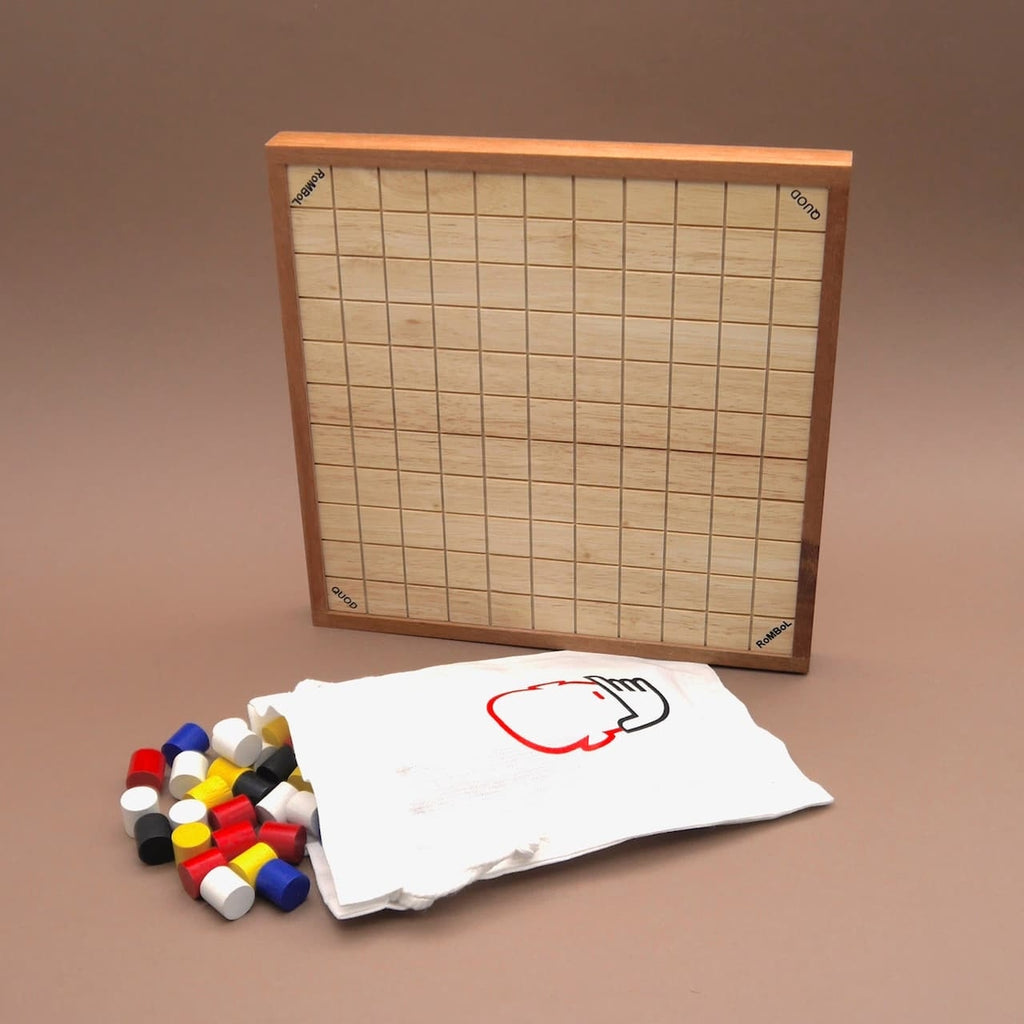 Quod Holzspiel mit senkrecht stehendem Rasterbrett und Leinenbeutel; farbige Zylindersteine ausgeschüttet, perfektes Geschenk zum Spieleabend.