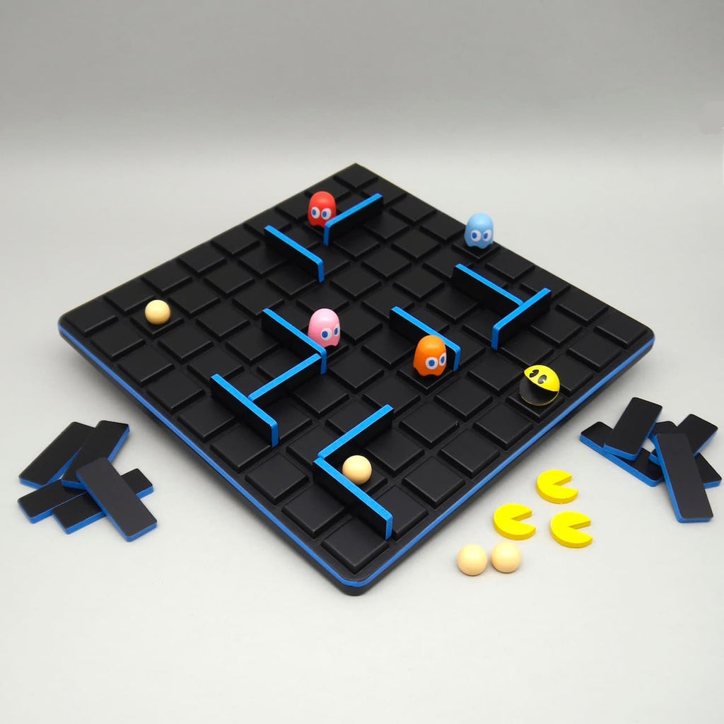 Quoridor PAC-MAN Retrospiel: schwarzes Labyrinthbrett mit blauen Wänden, gelben Pac-Man-Markern und vier Geisterfiguren.