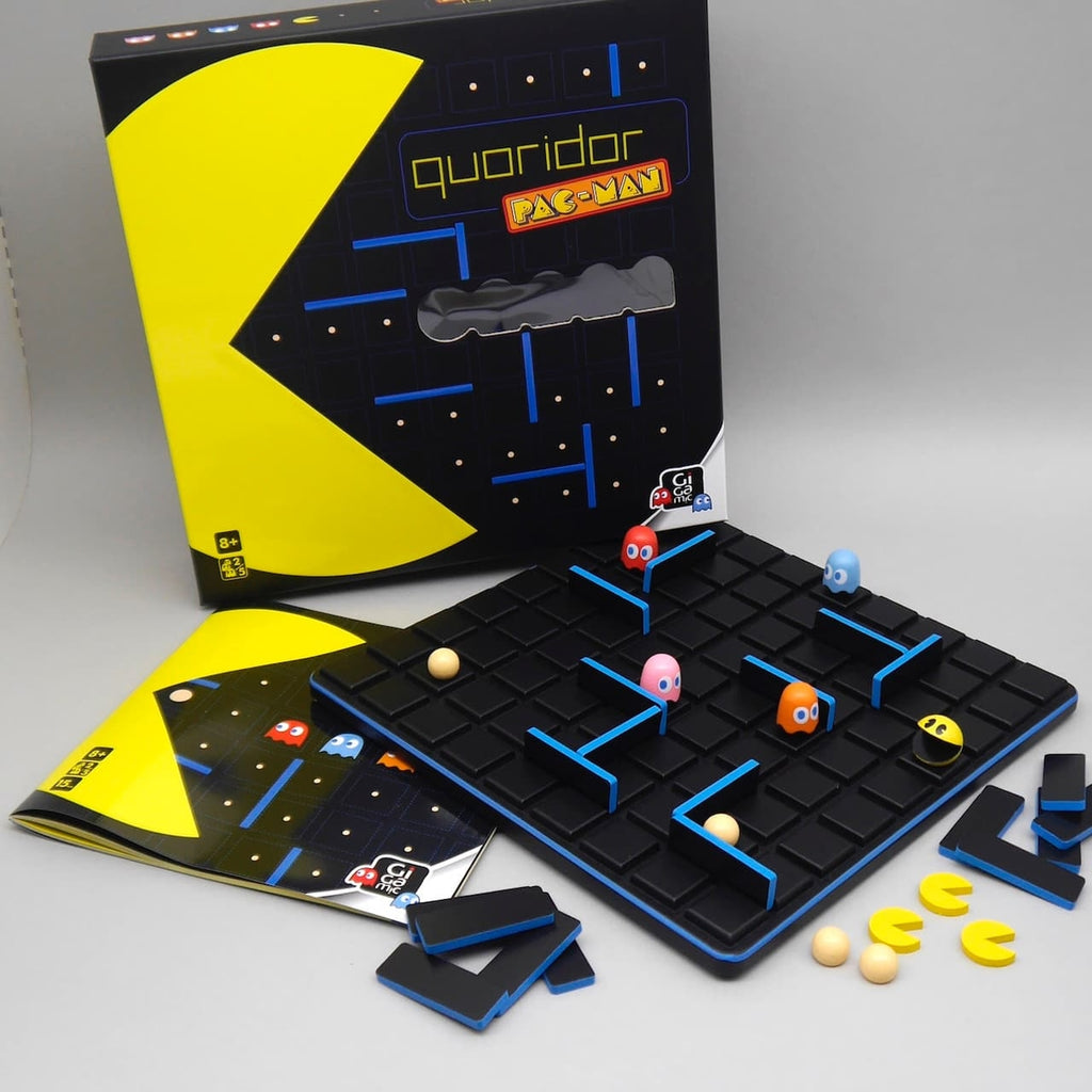 PAC-MAN Quoridor Familienspiel: Spielbrett mit Geistern, Pac-Man-Plättchen, Anleitung und großer Box im Hintergrund.