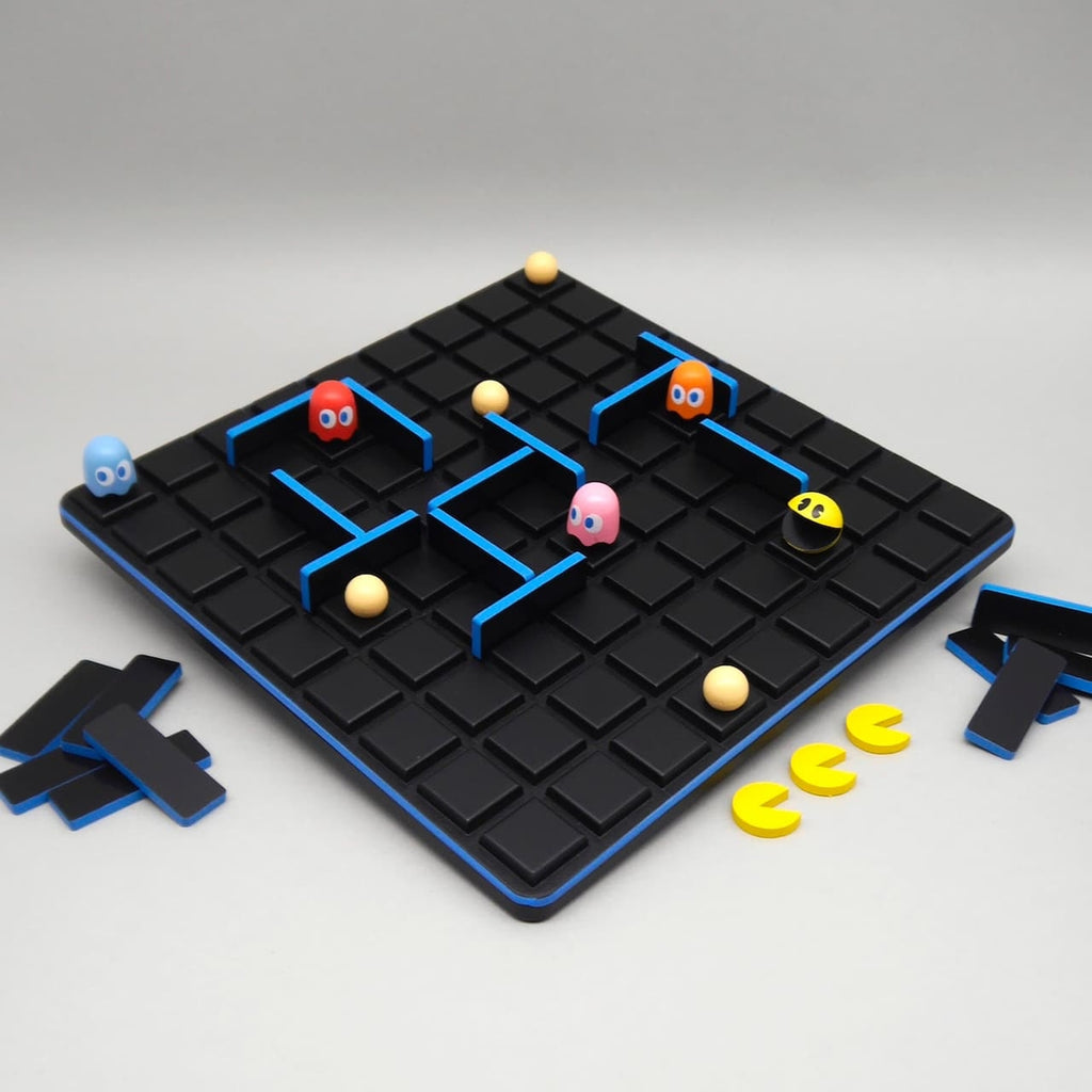 Quoridor PAC-MAN Kinderspiel: Labyrinthbrett mit gelben Punkten, Pac-Man-Plättchen und bunten Geisterfiguren.