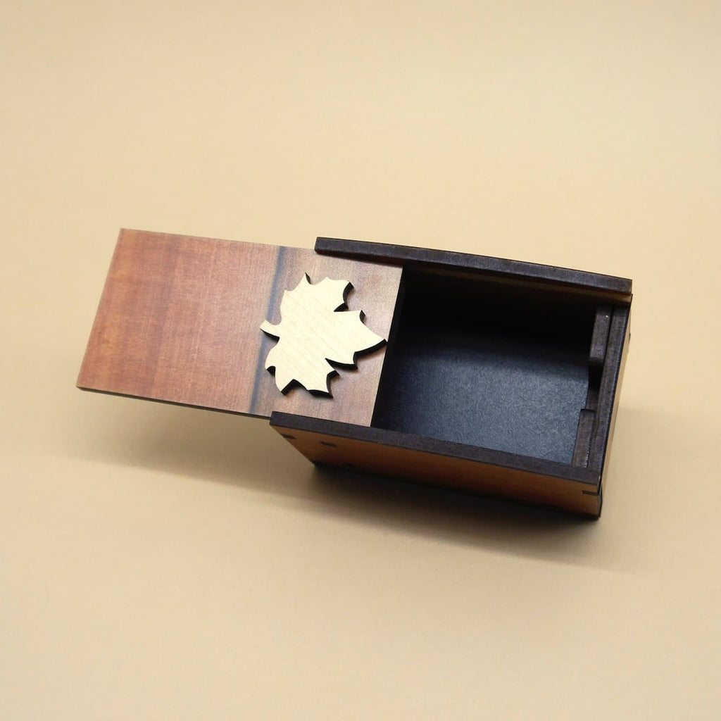Rechteckige Holz-Knobelkiste von Radbox im Schatzkisten-Design, geeignet als originelle Geschenkverpackung.