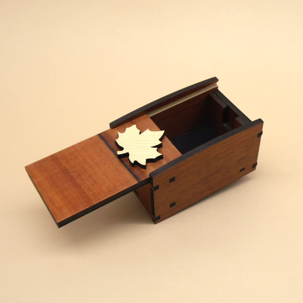 Holz-Trickkiste von Radbox mit verborgenem Öffnungsmechanismus, der ein unterhaltsames Puzzle darstellt.