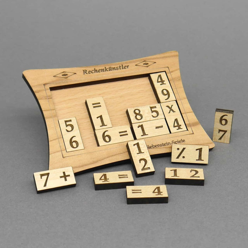 Ein Denk- und Logikspiel mit Zahlen: Verschiedene Puzzleteile zeigen Zahlen und Rechenzeichen, die zu passenden Ergebnissen kombiniert werden müssen.
