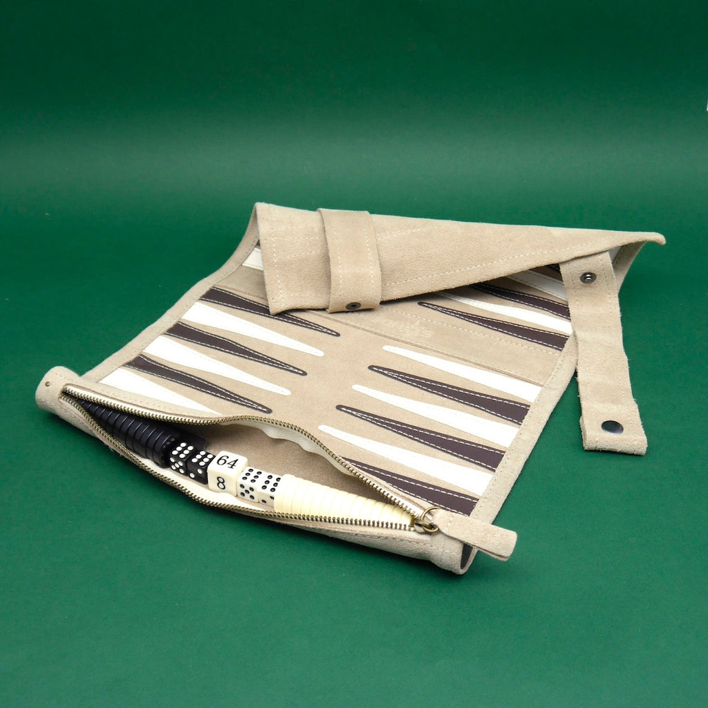 Aufgeklappte Lederrolle des Reise-Backgammon Strategiespiel mit Reißverschlussfach, Steinen und Würfeln – geeignet als Familienspiel.